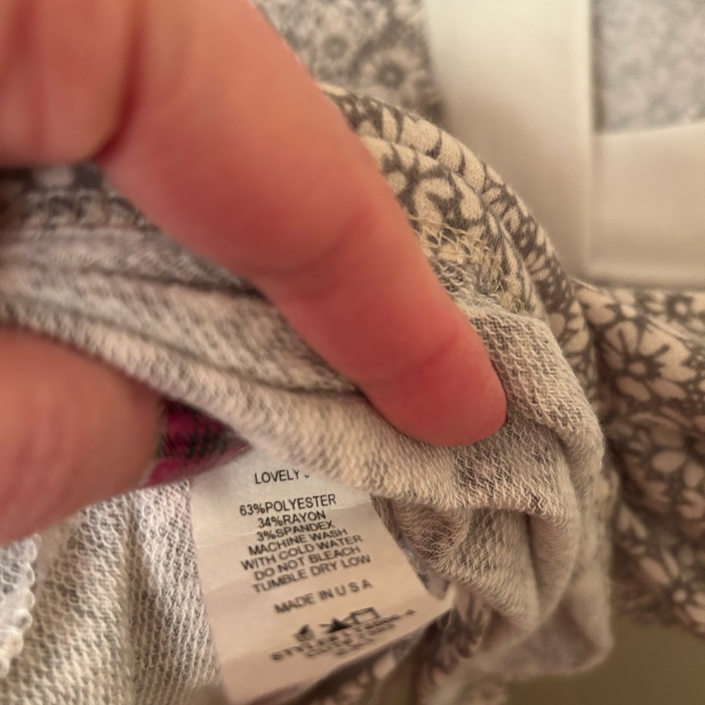 NWOT light knit top, v neck needs cami under, sz 2x, runs loose. - Picture 8 of 9
